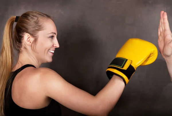 Boxeadora femenina practicando en el ring de boxeo —  Fotos de Stock