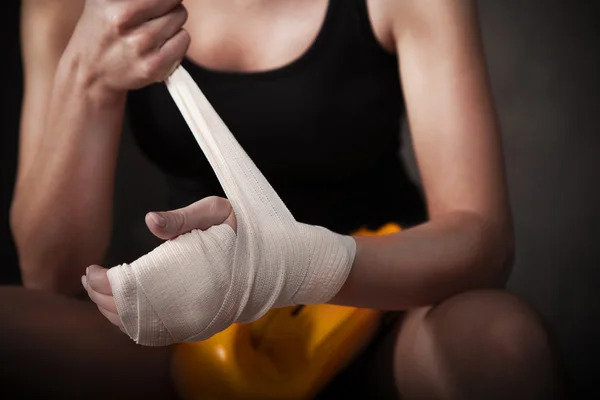 화이트 스트랩 손목에 착용 하는 여성 권투 선수 — 스톡 사진