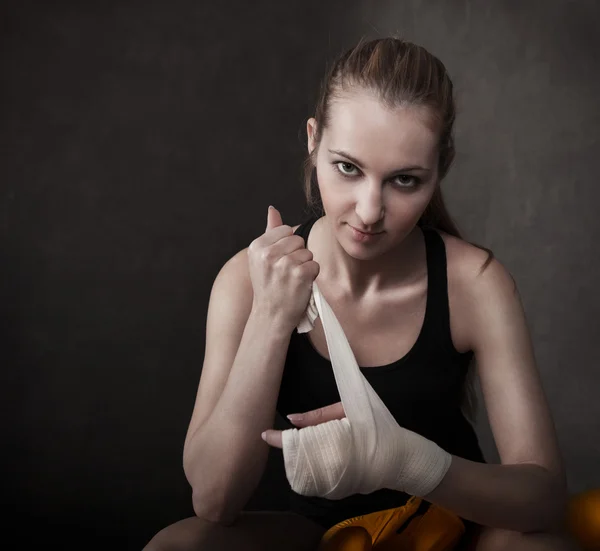 Mulher boxer vestindo alça branca no pulso — Fotografia de Stock