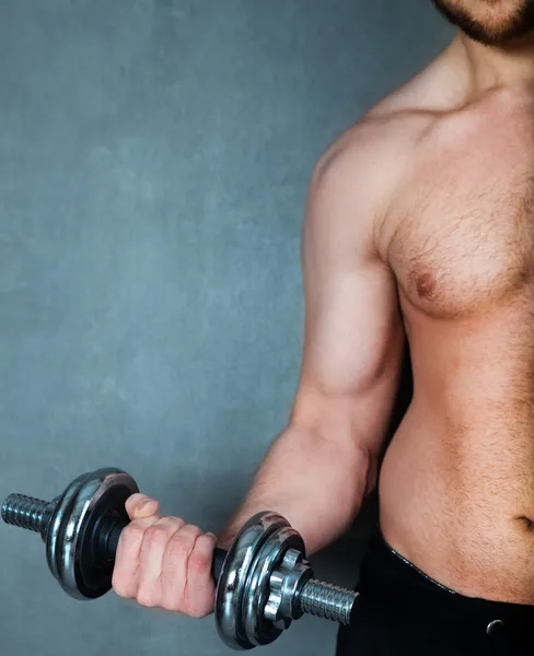 Przystojny mięśni model mężczyzna — Zdjęcie stockowe