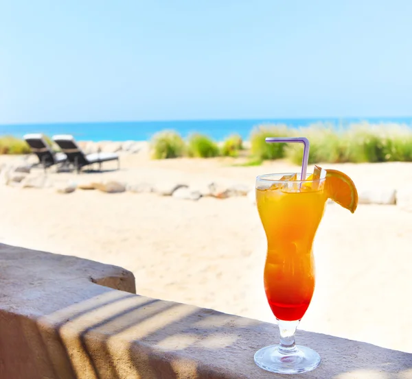 Oranje cocktail op het strand — Stockfoto