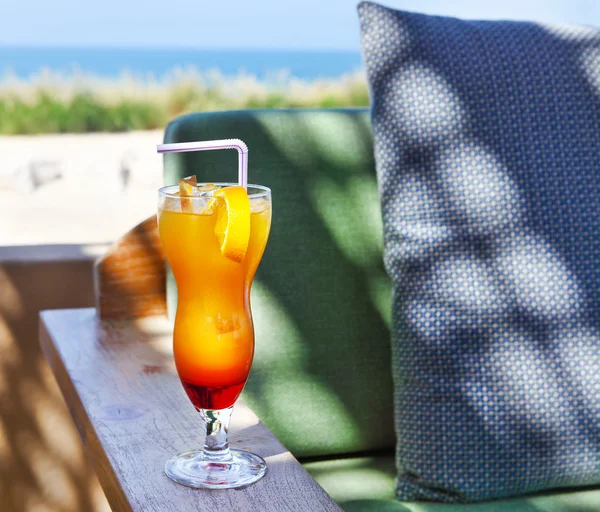 Oranje cocktail op strand tafel — Stockfoto