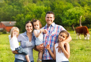 çiftlik üç çocuklu genç aile