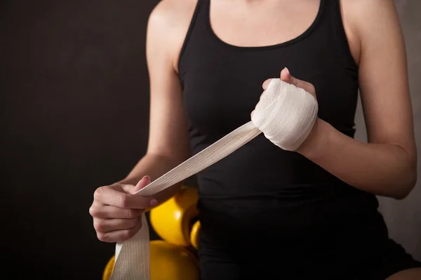 Boxerin trägt weißen Riemen am Handgelenk — Stockfoto