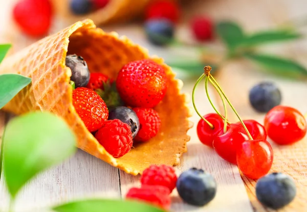 Tasses gaufrettes aux fraises, cerises, framboises et bleuets — Photo