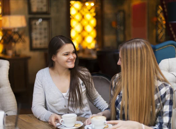 Giovani donne che bevono caffè in un caffè — Foto Stock