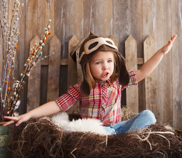 Boldog gyerek játszik a kísérleti sisak — Stock Fotó