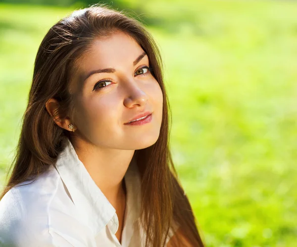 Close up portrait of young beautiful woman — Stock Photo, Image