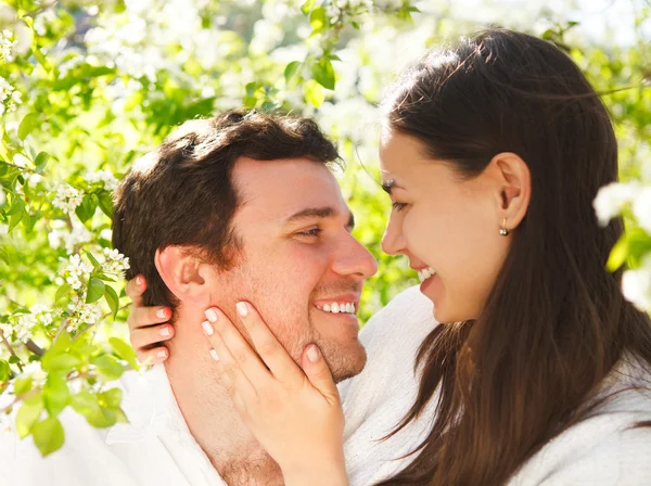 Jovem casal feliz no amor no parque de primavera florido — Fotografia de Stock