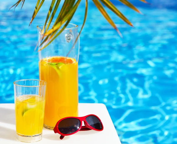 Refrescante limonada de cóctel naranja en la mesa —  Fotos de Stock