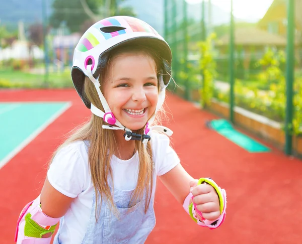 小さな女の子が遊び場でローラー スケート — ストック写真