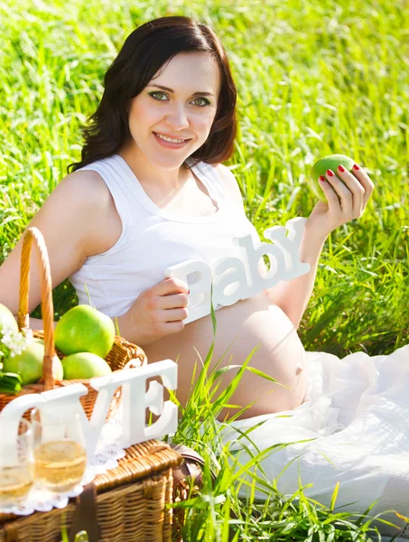 Portret van mooie zwangere vrouw in wit — Stockfoto