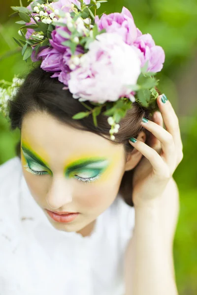 花の冠を持つ若い女の子の肖像画 — ストック写真