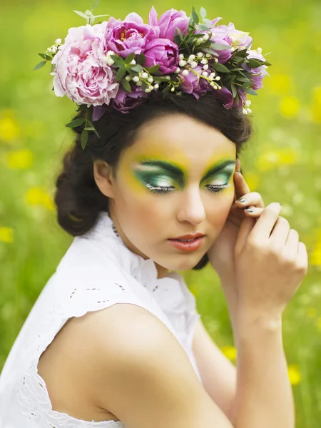 Retrato de una joven en primavera —  Fotos de Stock