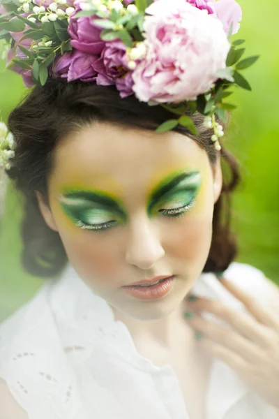 Retrato de uma jovem com arte de primavera compõem — Fotografia de Stock