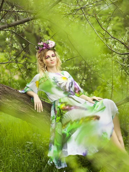 Retrato de uma jovem mulher na floresta de primavera — Fotografia de Stock