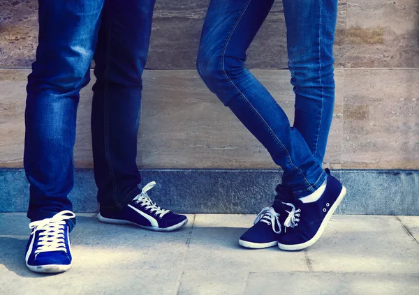 靴を履いている 10 代のカップルのクローズ アップ — ストック写真