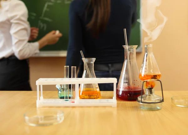 Chemie laboratoriumglaswerk met vloeibare formule — Stockfoto