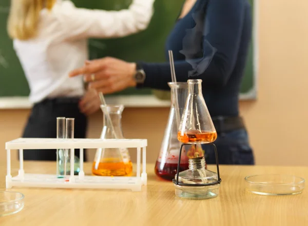 Chemie laboratoriumglaswerk met vloeibare formule — Stockfoto