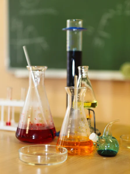 Chemie laboratoriumglaswerk met vloeibare formule — Stockfoto