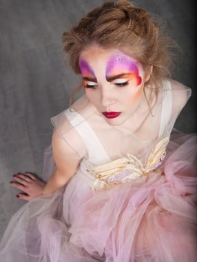 Genç model beautyful kadın ile mükemmel bir kelebek portresi