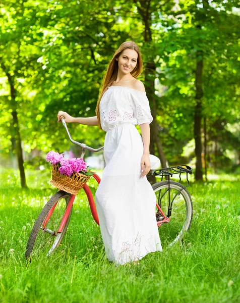 Schöne blonde Frau trägt ein schönes Kleid und hat Spaß im Park — Stockfoto