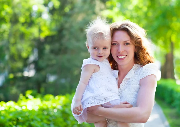 Portrait extérieur de famille heureuse — Photo