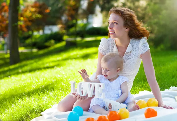 Feliz mamá y su niño jugando en parque juntos —  Fotos de Stock