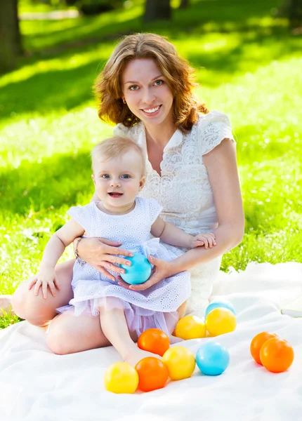 Glückliche Mutter und ihr Kind spielen gemeinsam im Park — Stockfoto