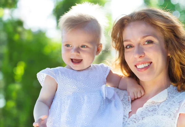 Mãe bonita e bebê ao ar livre — Fotografia de Stock