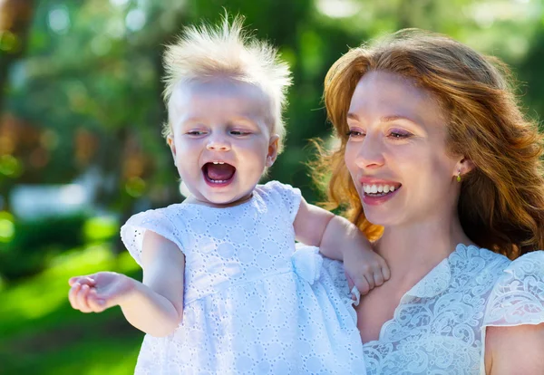 Glückliche Mutter und ihr Kind spielen gemeinsam im Park — Stockfoto