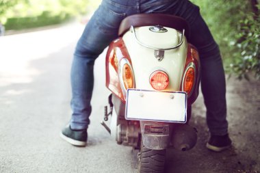 adam sürme bir şehir sokakta'deki eski retro scooter