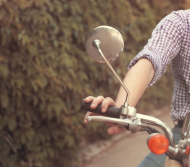 genç adam sürme eski retro scooter 