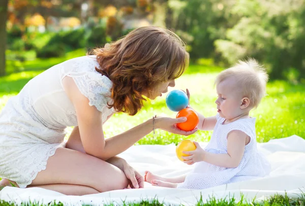 Outdoor Portret van gelukkige familie — Stockfoto