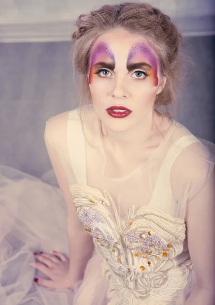 Vrouw met perfecte vlinder make-up en haarstijl — Stockfoto