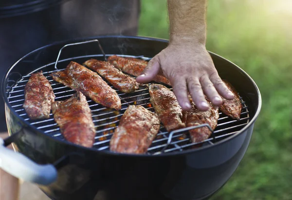 Fiskfiléer på grillen med flames — Stockfoto