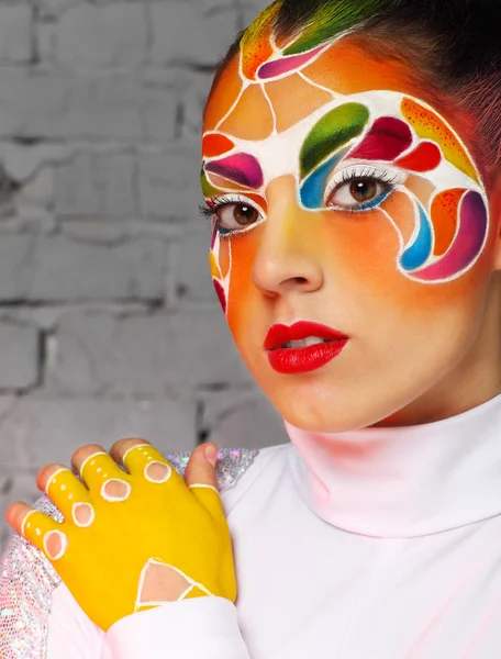 Schönes junges Model mit hellem, kreativem Make-up mit Helm — Stockfoto