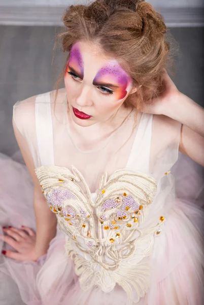 Женщина с идеальным макияжем бабочки и прической — стоковое фото