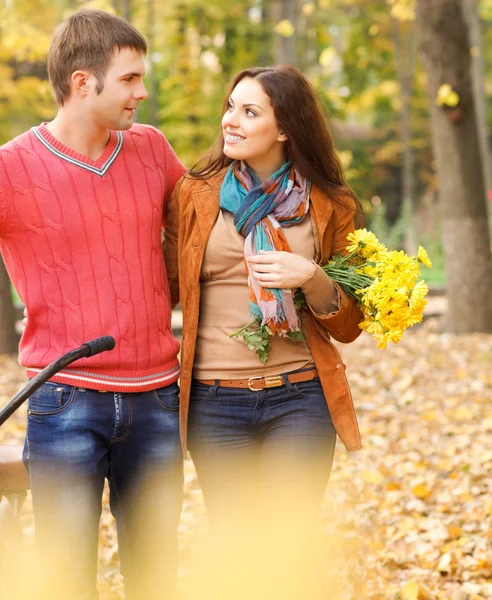 Pareja feliz con bicicleta en el parque — Foto de Stock