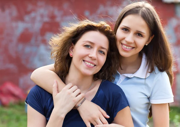 Jeune femme souriante avec sa fille adolescent — Photo