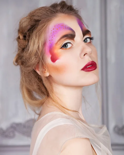 Modell schöne Frau mit perfektem Schmetterling Make-up und haarig — Stockfoto