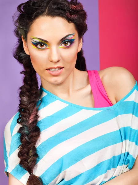 Retrato de un hermoso modelo con creativa dinámica multicolor m — Foto de Stock