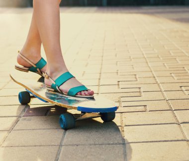 genç kız sokakta longboard üzerinde 
