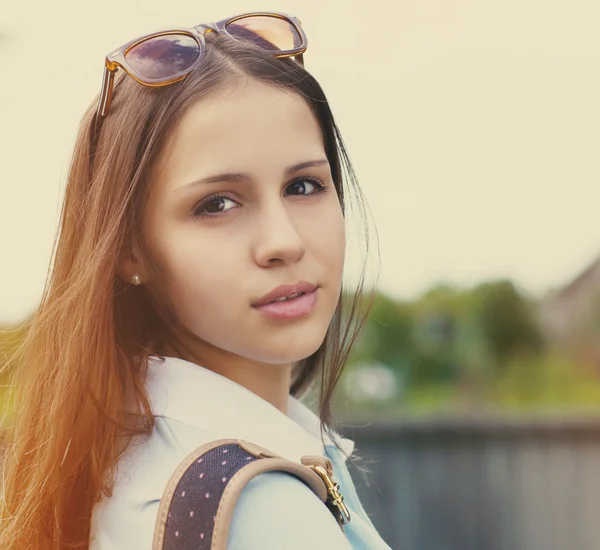 Portret van een mooie tiener meisje in zonsondergang licht — Stockfoto