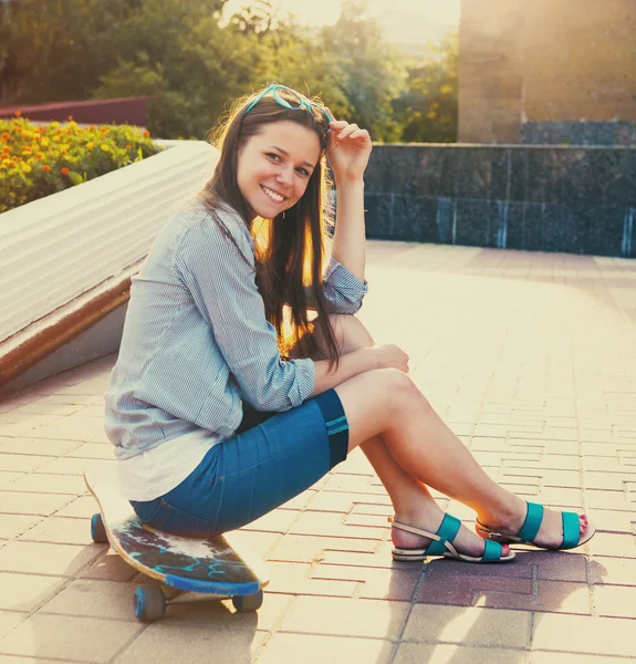 Dospívající dívka na longboard na ulici — Stock fotografie