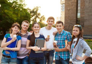 Üniversite öğrencileri bir fren sırasında grup