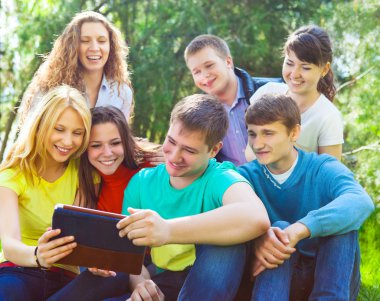 ödev yaparken tablet bilgisayar kullanan öğrenciler