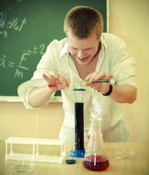 Gekke wetenschapper bij laboratorium op chemische experiment — Stockfoto