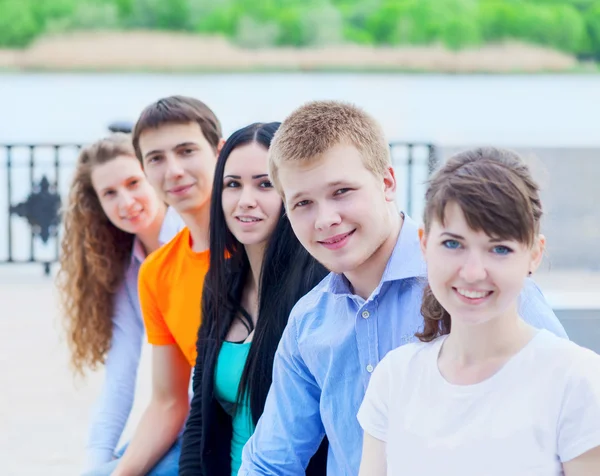 Group of smiling teenagers outdoors — Stock Photo, Image