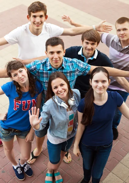 Grupo de adolescentes sorridentes em pé ao ar livre — Fotografia de Stock